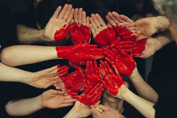 corazon-pintado-sobre-multitud-de-manos