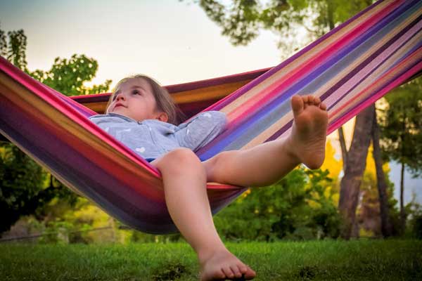 niña-disfrutando-en-hamaca