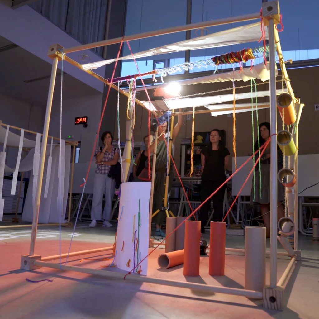 Estructura de madera creada en taller de luz